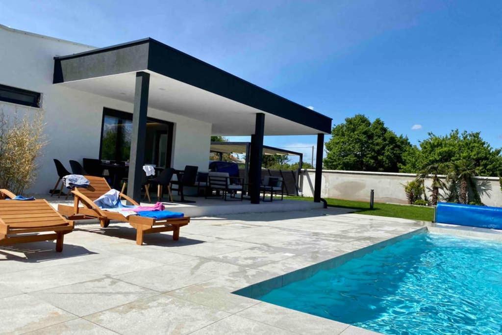 Villa Eni Medulin Sisan Heated Pool Exterior foto